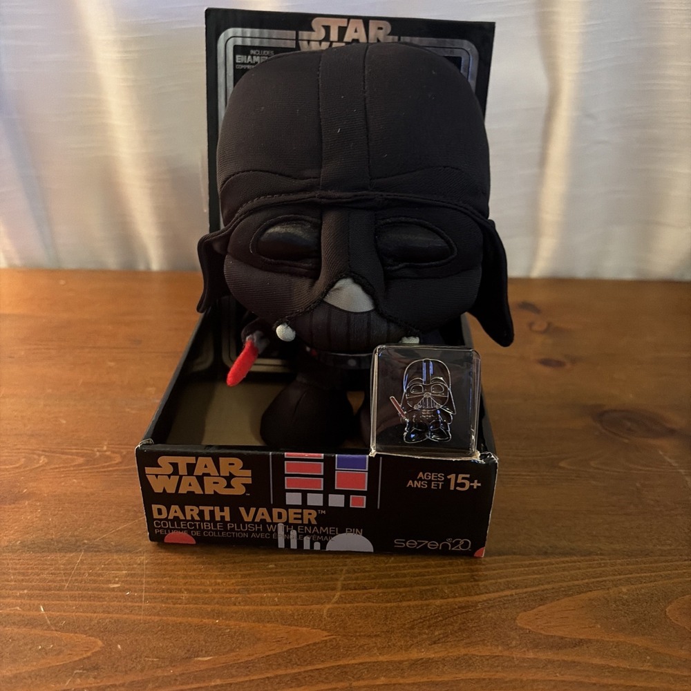 Star Wars Darth Vader Collectable Plush With Enamel Pin. New